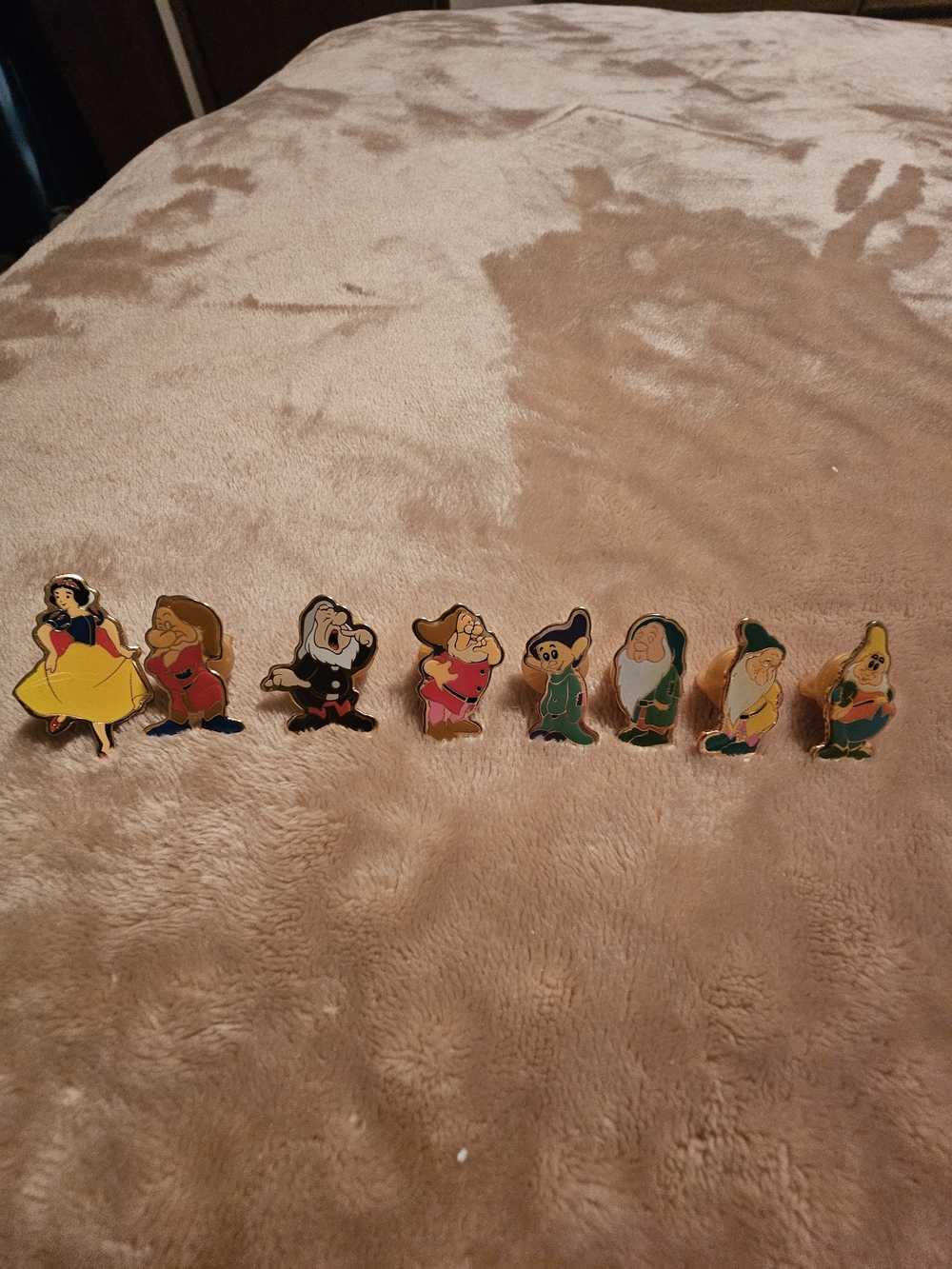 Disney Snow White & Seven Dwarfs Enamel Pin Set - Yellow, Red, Green, Black❤️💚